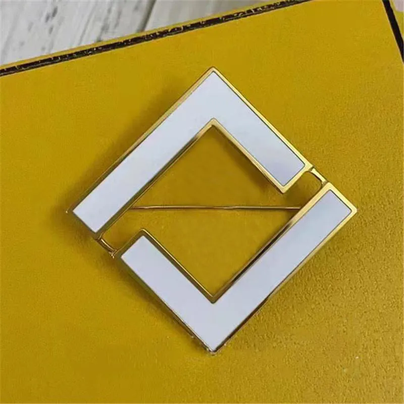 Fashion Black White Men Women Brooch Pins Gold Brand Letter Pins Broochrs For Suit Dress Pin Party Designer Jewelry Gift 2201174D250l