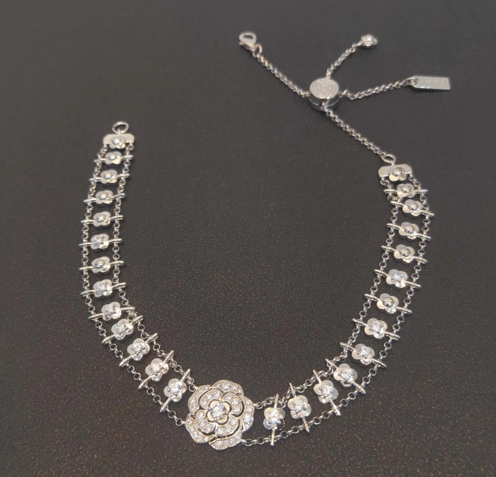 2022 Bracelet punk de charme de qualité supérieure et collier pendant avec des fleurs Diamants pour femmes Gift de mariage Jewelr ont une boîte Stamp335a