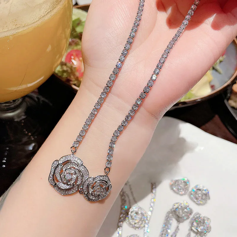 Collier de boucles d'oreilles de bracelet Zircon Camellia Set Super Bling Luxury Weddries Bijoux 18K Platinum Cover en laiton237
