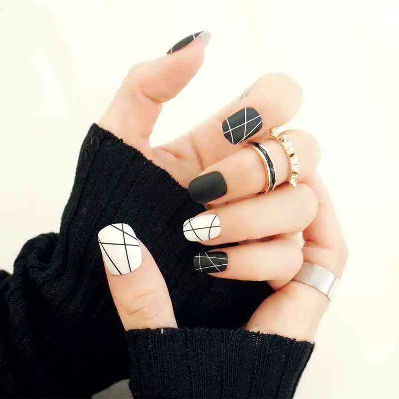 Falska naglar nya 24 stycken kort falsk klistermärke matte svart och vit linje tjej 3d diy mode stil plast konst nagel tips med lim gel 220225
