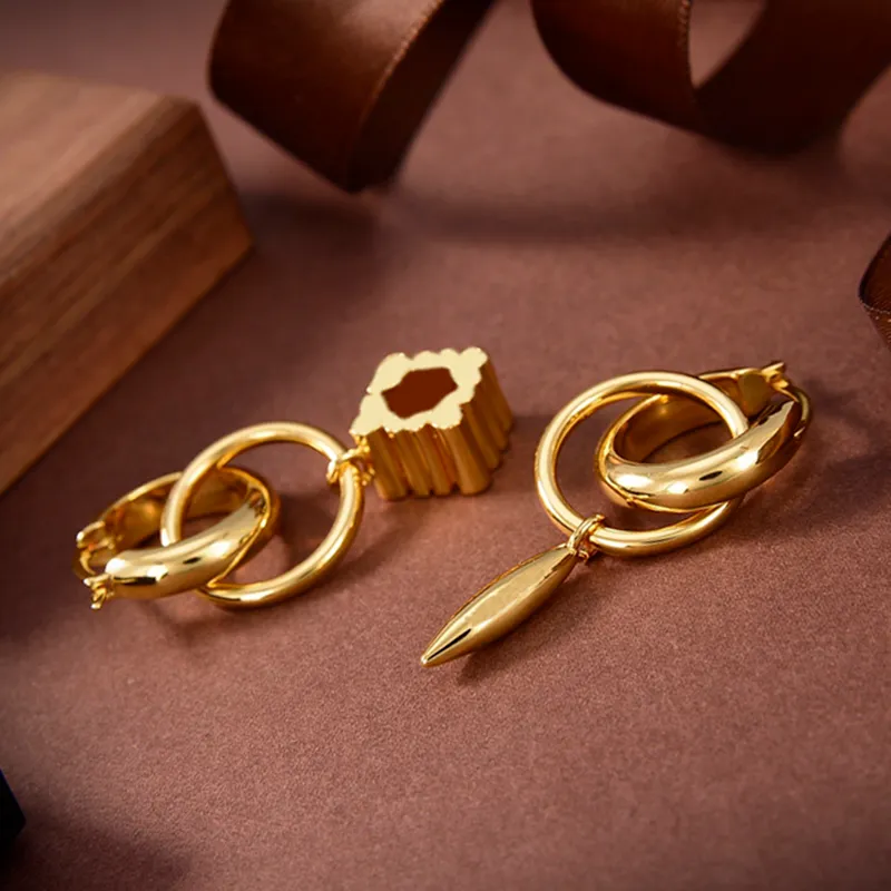2022 concepteur boucles d'oreilles en or irrégulières pour les femmes cerceau boucle d'oreille Luxurys Designers lettre pendentif boucles d'oreilles D2202152Z