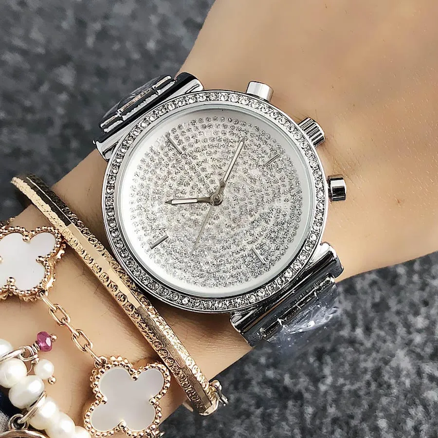 Markenquarz -Armbanduhren für Frauen Mädchen große Buchstaben Kristallstil Metal Steel Band Uhr M66247y