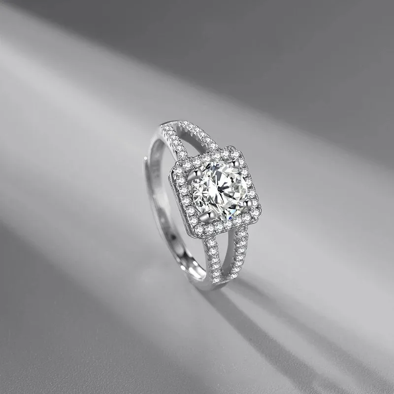 Design creativo S925 Silver Simulation Moissanite Square Diamond Ring Proposta regolabile Gioielli da sposa Regalo di compleanno