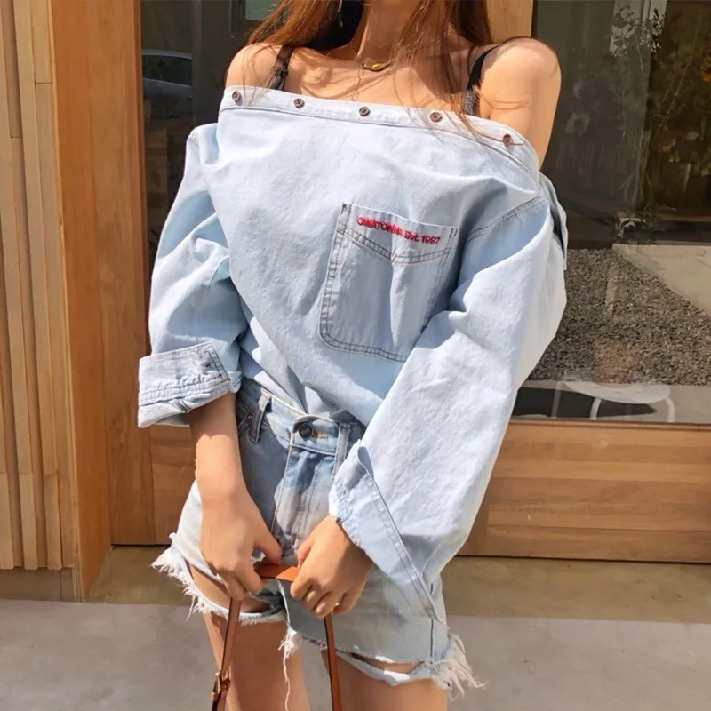 CHEERART Blue Denim Top Off Shoulder Blusa Mujer Bordado Carta Slash Neck Manga larga Blusa suelta Streetwear Ropa LJ200812