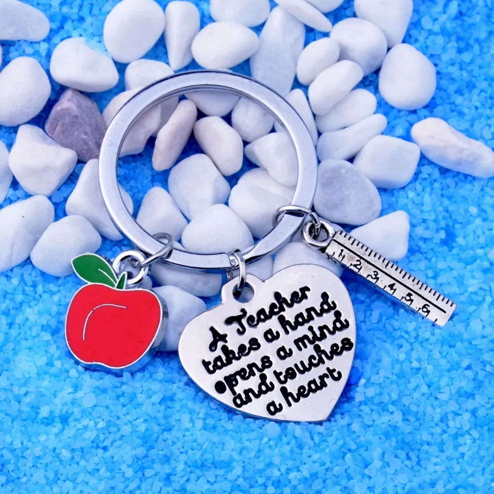 En lärare tar en hand öppnar sinne och berör hjärtnyckelkakargåvor Bpple Ruler Charms Keyrings For Teachers Jewelry Keych308Q