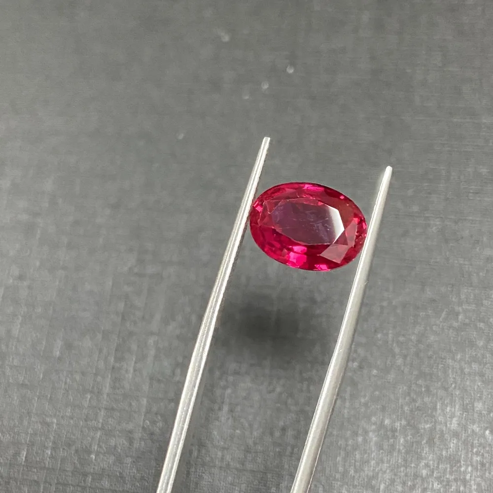 Ovaal gesneden 129mm 1 stuk / tas 6carats donkerrood kunstmatige lab gemaakt Ruby edelsteen voor mode-sieraden ring maken Q1214