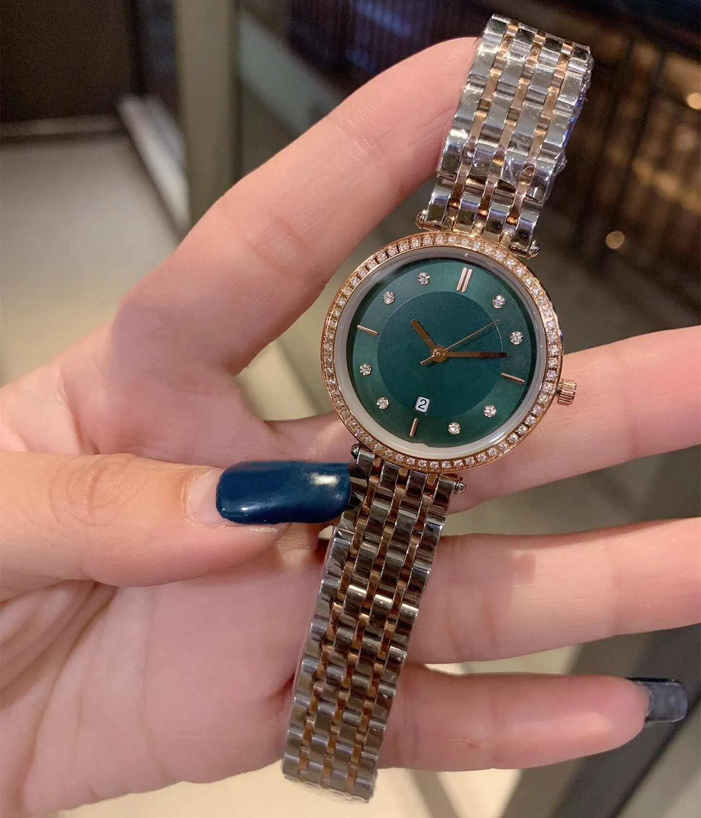 新しい女性のクォーツ時計古典的なステンレス鋼の幾何学的サークル腕時計レディースラインストーンブレスレット女性日時