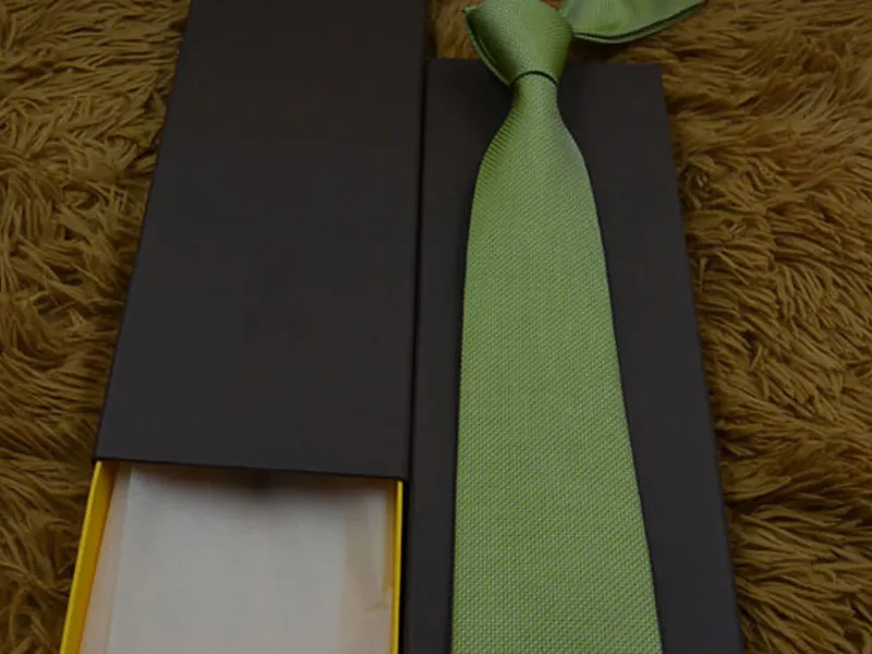 Moda Uomo Cravatte Cravatta in seta Cravatte da uomo Fatte a mano Festa di nozze Lettera Cravatta Italia 14 Stile Business Cravatta a righe con scatola L02740