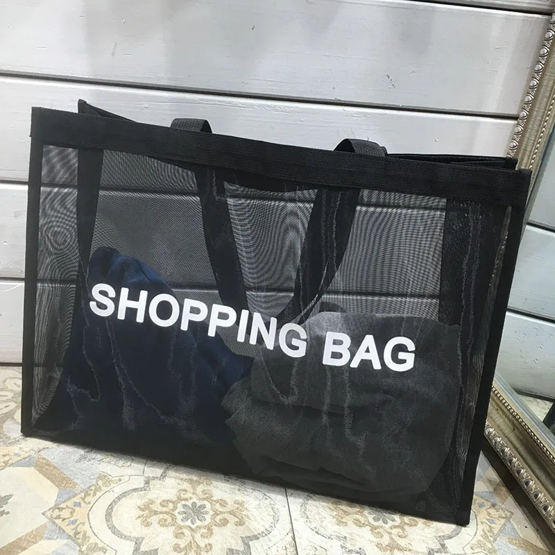 كيس التسوق الكلاسيكي للطباعة البيضاء حقيبة أزياء على غرار حقيبة سفر شاطئية.
