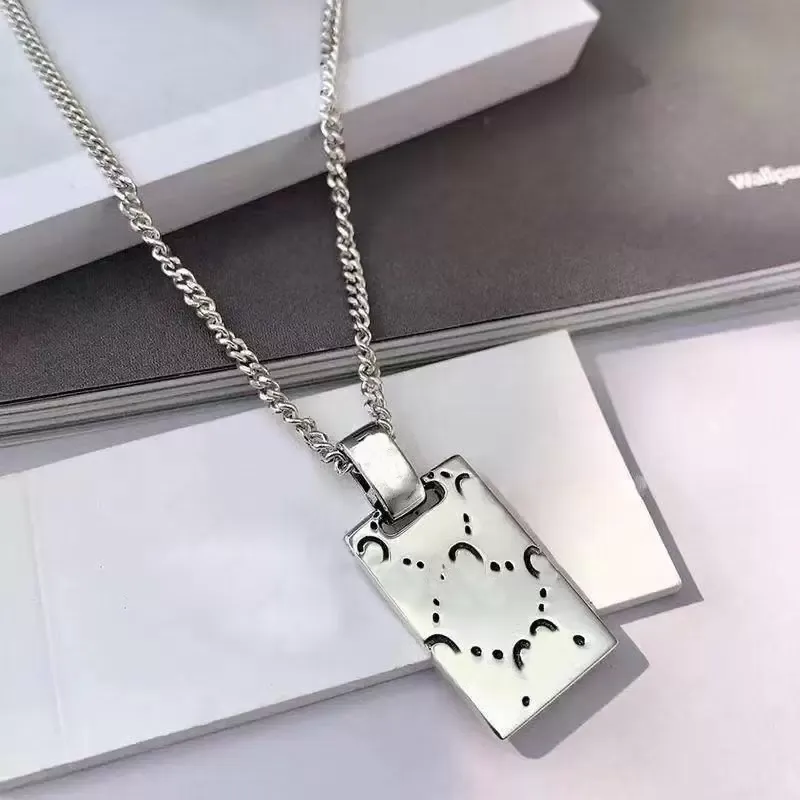 Lång sektion Desingers Halsband Fashion Charm Retro Style Toppkvalitet Silverfärg Leisure Pendants For Unisex Jewelry Supply Good309n