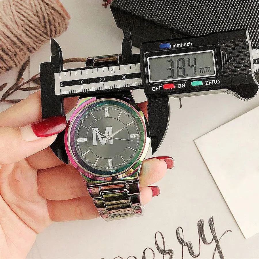 ブランドの時計女性の女性の女の子ダイヤモンドクリスタルビッグレタースタイルカラフルな金属製の鋼鉄バンドクォーツ腕時計グレート