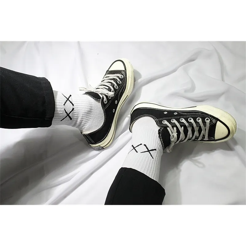 Çatal Moda Markası Orta Tüp Socks CO Aynı Çoraplar Kore Harajuku Spor Çorapları Men039s ve Women039s Siyah ve Wh4087686