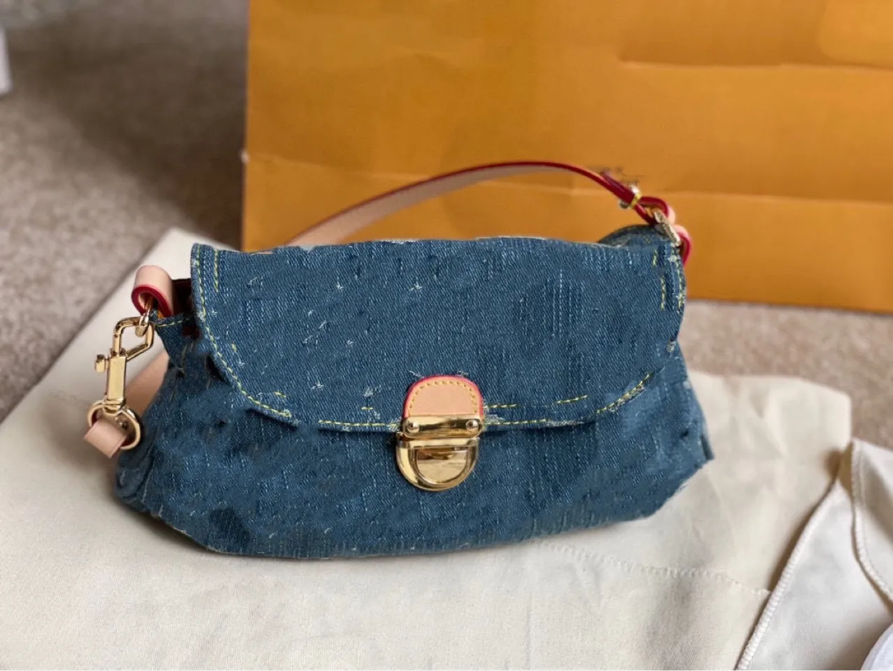 Bolso de vaquero para bolso de hombro de mezclilla antiguo bolsos de bordado de axila baguette vintage