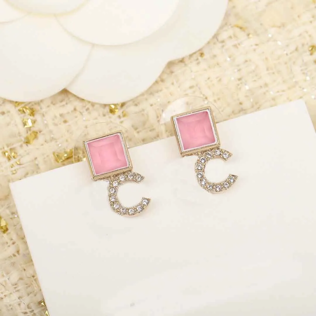 2022 Boucle d'oreille de goujon de charme de qualité supérieure avec forme carrée et conception de mots conception de cristal rose diamant scintillant pour les femmes mariage 265h