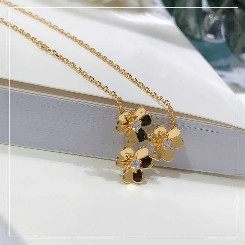 S925 reines Silber plattiert 18 Karat Drei-Blumen-Halskette Goldblumen-Damenhalskette Modisch, schlicht, hochwertig, Glücksgras-Geschenk