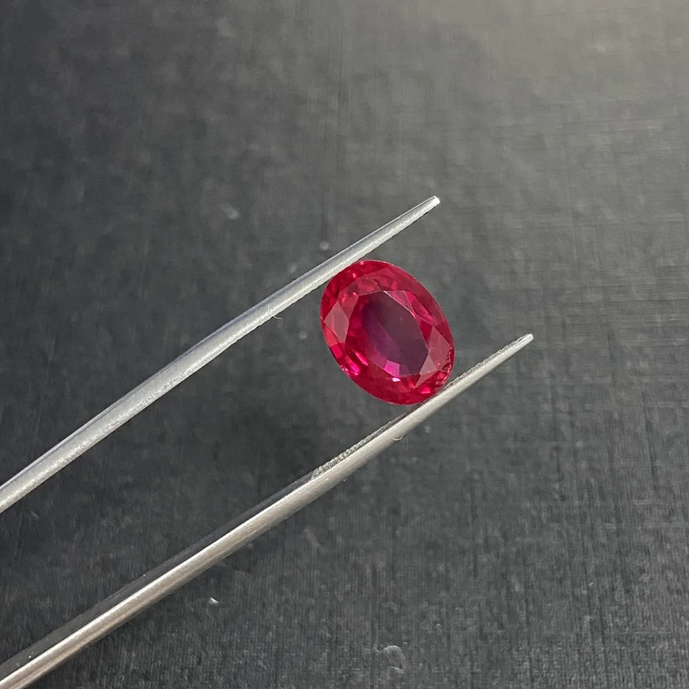 Ovaal gesneden 129mm 1 stuk / tas 6carats donkerrood kunstmatige lab gemaakt Ruby edelsteen voor mode-sieraden ring maken Q1214