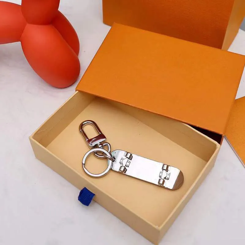 Markalı kaykay anahtar zincirleri paslanmaz çelik yaratıcı tasarlanmış anahtarlık kahverengi siyah kolye aksesuarları kutu 949a227v