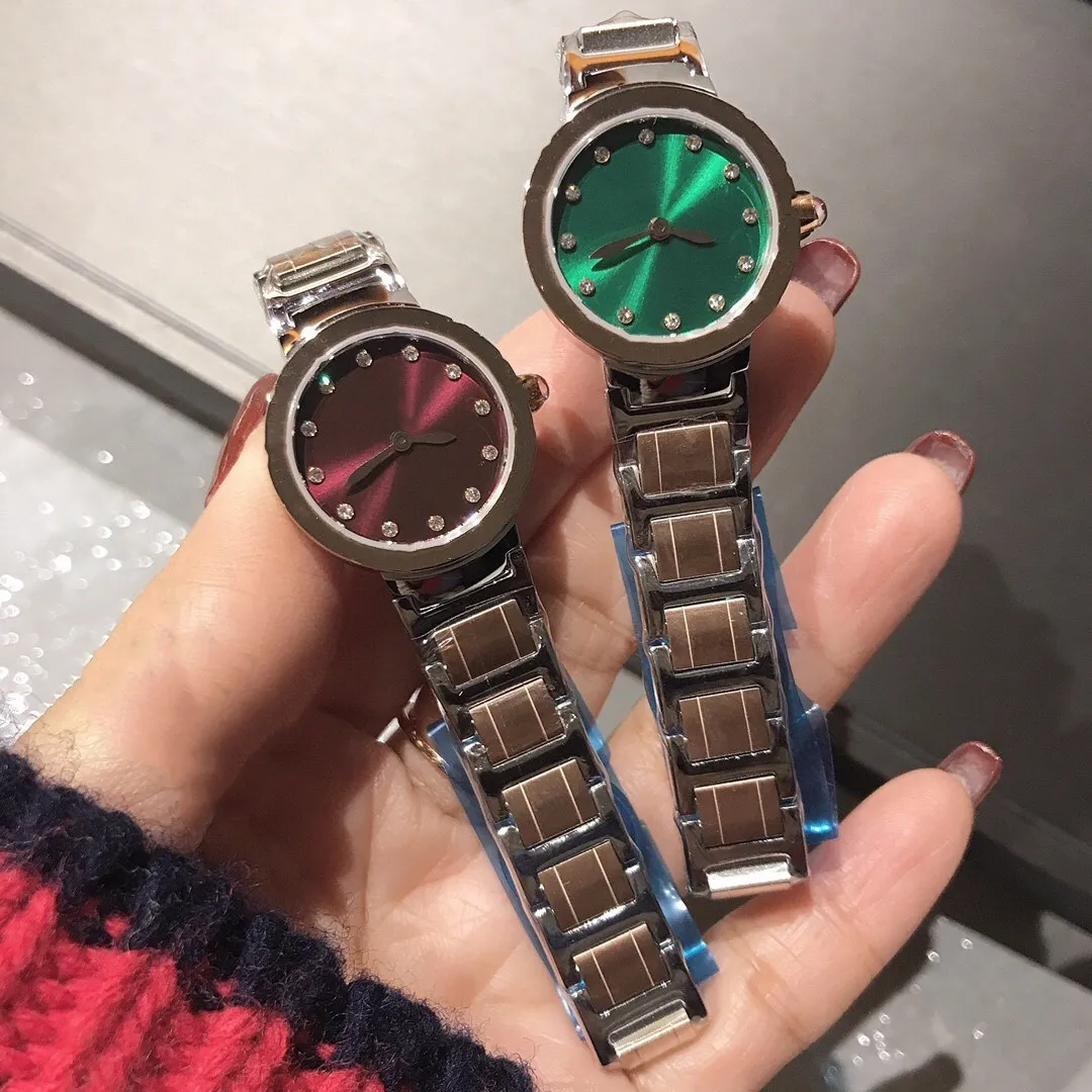 26mmの新しい女性の幾何学的な輪の腕時計ステンレス鋼のラインストーン時計レディース母のパールシェルダイヤル石英時計