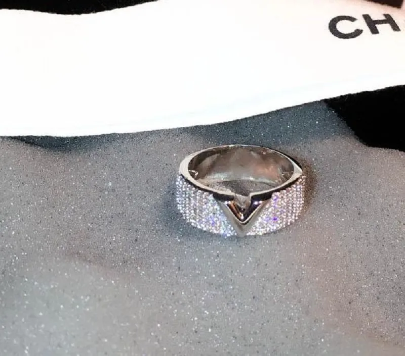 Mode lyxdesigner super mousserande kubik zirkonium diamant brev v ihålig ring för kvinnor flickor 8 9222r