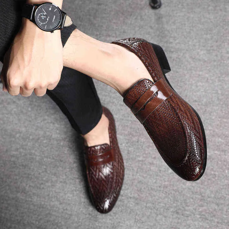 ドレスシューズ2022新しいイギリスの尖った革の靴全ての試合編まれたパターンの男性のトレンディなカジュアルな男性220223