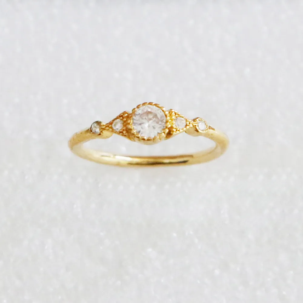 Gouden kleur helder wit CZ eenvoudige vrouwen ringen fabriek promotie groothandel minimale gevoelige vingerbanden