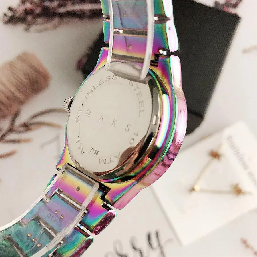 ブランドの時計女性の女性の女の子ダイヤモンドクリスタルビッグレタースタイルカラフルな金属製の鋼鉄バンドクォーツ腕時計グレート
