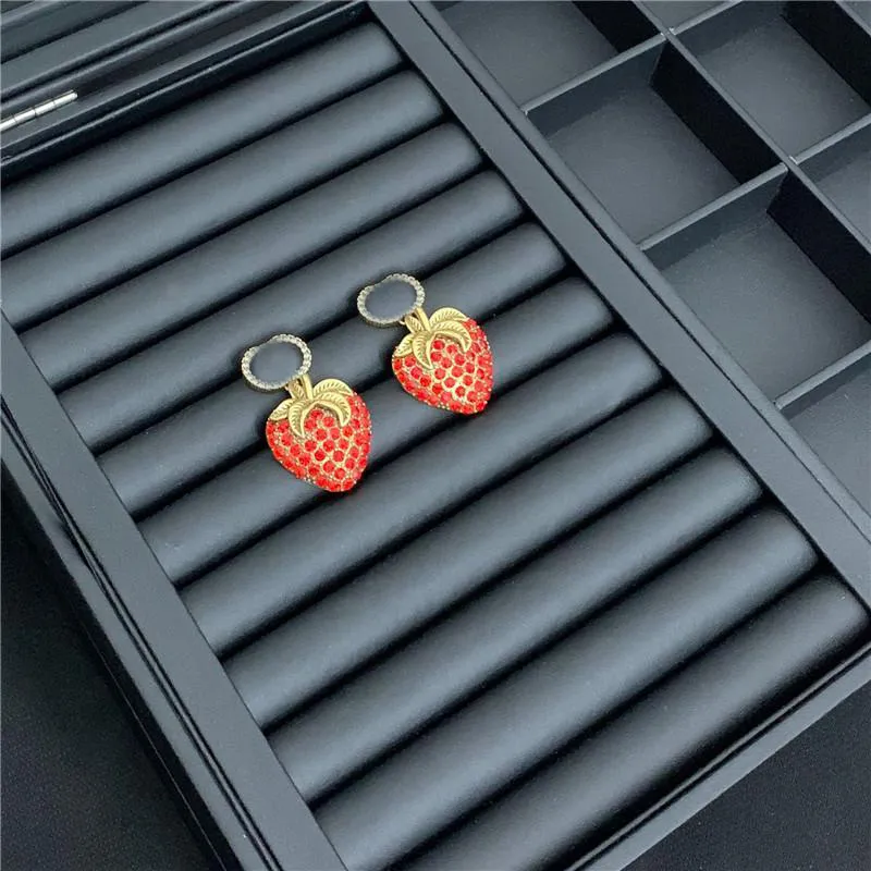 Retro Strawberry Diamond Earrings Designer Letters Gedrukte sieraden Sets Brand Rhinestone Necklace Studs Women Designer Hangers2220