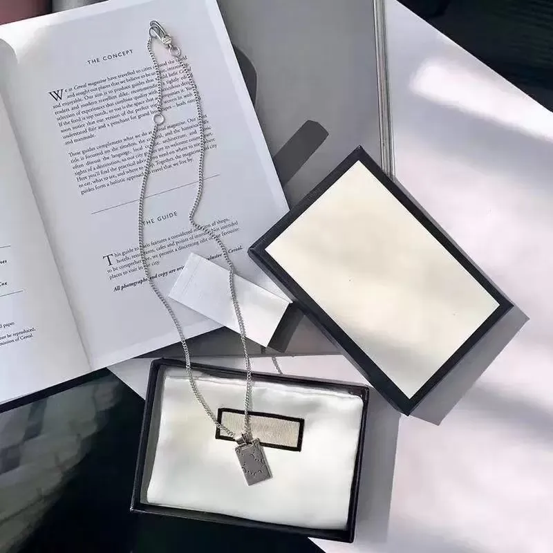 Lång sektion Desingers Halsband Fashion Charm Retro Style Toppkvalitet Silverfärg Leisure Pendants For Unisex Jewelry Supply Good309n