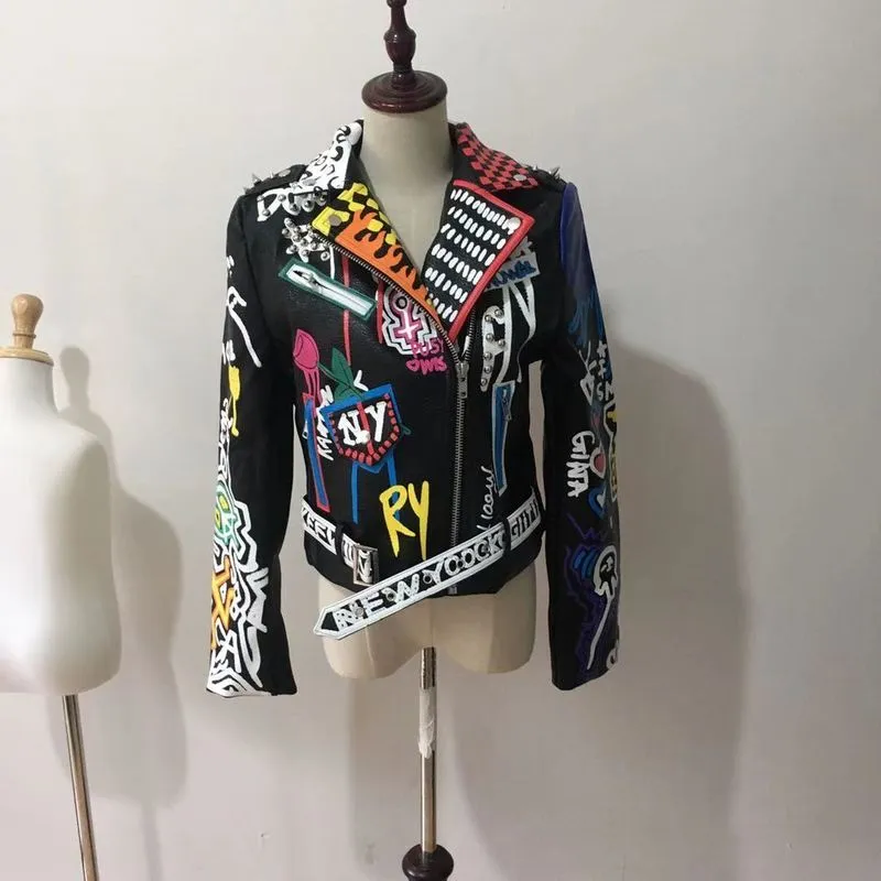 Remache con cuentas Pu chaqueta de cuero mujer Graffiti estampado colorido chaquetas y abrigos de motociclista PUNK chaqueta de calle 220217