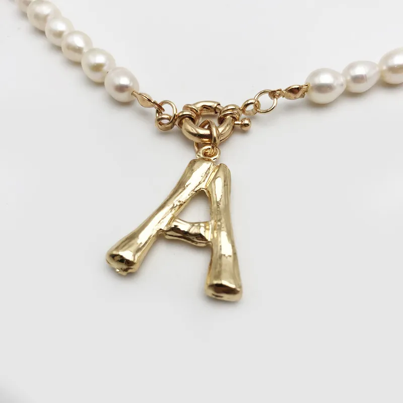 Halskette mit echten Perlen, Alphabet A-Z, erste Edelstahlschnalle, goldfarbener Anhänger, Süßwasserschmuck 220228259 m