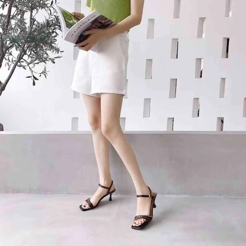 Les nouvelles sandales coréennes à talons moyens fins pour l'été 22 sont des chaussures pour femmes confortables, respirantes, à la mode et élégantes