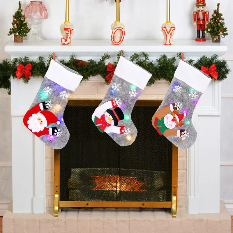 Noël LED lumière Bas Santa Elk Snowman Noël xmas chaussettes lumineuses de Noël arbre de Noël Homage pendaison de stockage décoratif enfants cadeaux en gros