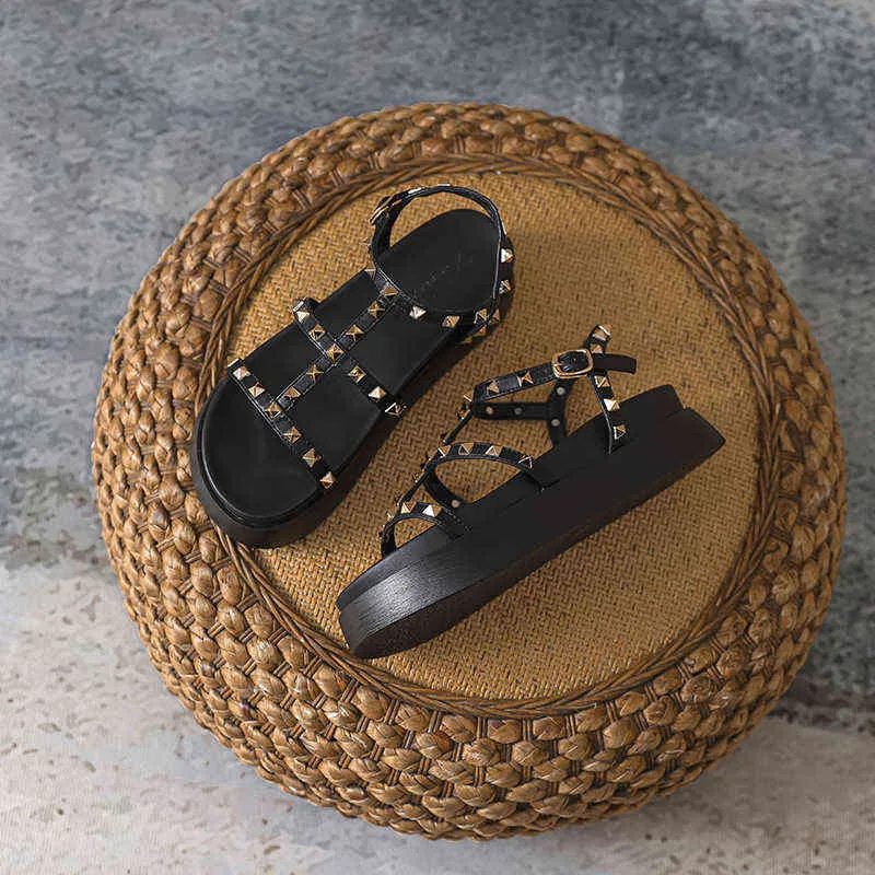 Sandálias soladas espessas 2022 Open Toe Casual Moda Beach Shoes para mulheres