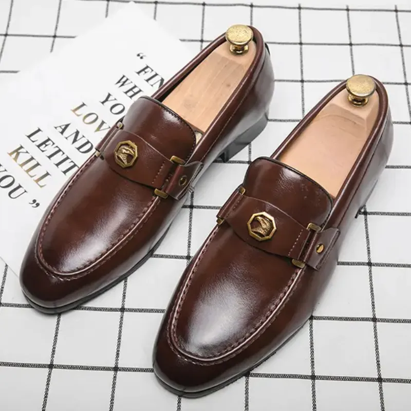 2022 Мужчины PU кожаные металлические пряжки декоративные деловые одежды обувь с низким содержанием пятки британский стиль круглый головной фирма шить DP219