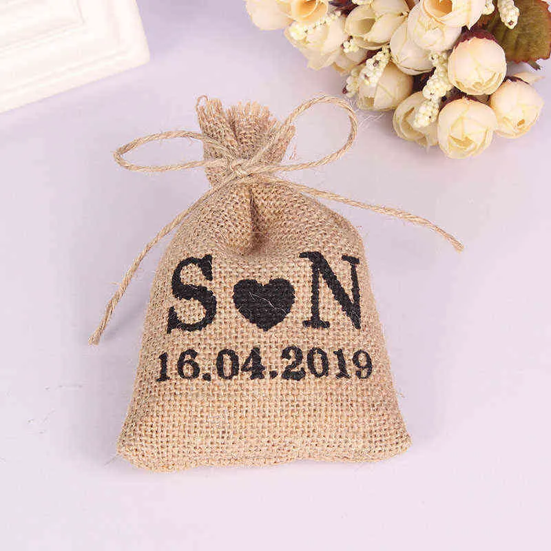 Personalisierte benutzerdefinierte Hochzeit Name und Datum Sackleinen Sackleinen Kordelzug Verpackung Beutel kleine Hochzeitsgeschenke für Gäste H1231