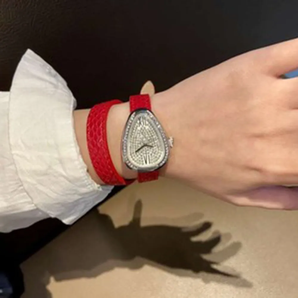Наручные часы в форме змеи, европейские и американские кварцевые часы из искусственной кожи с двумя оборотами, женские модные часы для отдыха, роскошные красные персонализированные часы, циркон226p