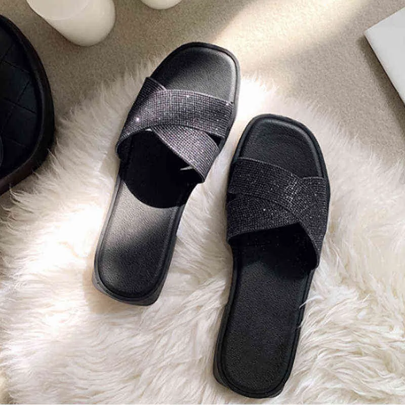 2022 Rhinestone Sequins Tofflor Kvinnor Mode Flat Skor Tjejer Korsa Toe Flip Flops Utomhus Sommar Slides Sandaler Silver Y220221