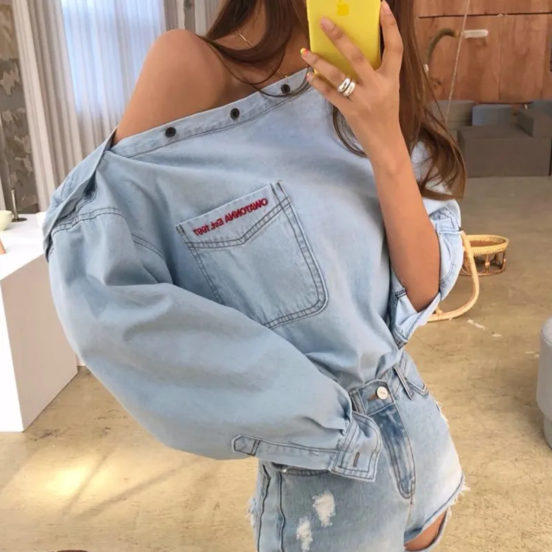 CHEERART Blue Denim Top Off Shoulder Blusa Mujer Bordado Carta Slash Neck Manga larga Blusa suelta Streetwear Ropa LJ200812