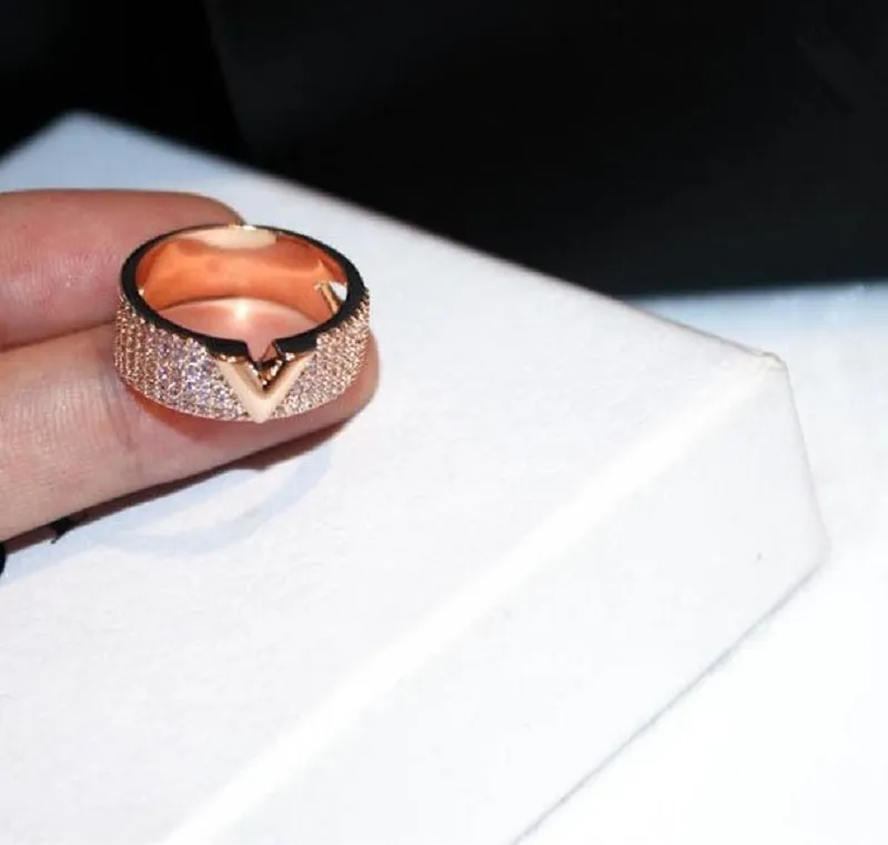 Mode luxe ontwerper Super Sparkling Cubic Zirconia Diamond Letter v Hollow Ring for Women Girls 8 9235s