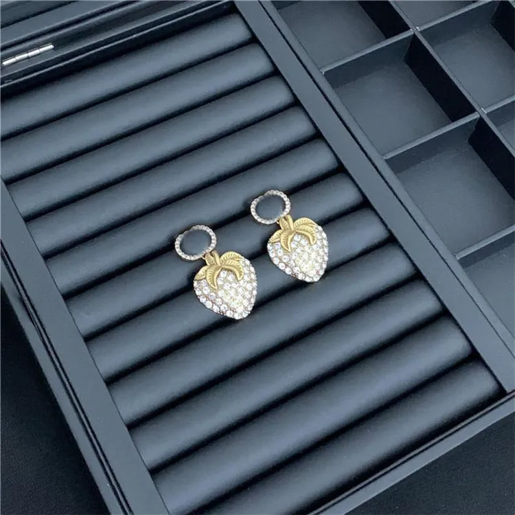 Retro Strawberry Diamond Earrings Designer Letters Gedrukte sieraden Sets Brand Rhinestone Necklace Studs Women Designer Hangers2220