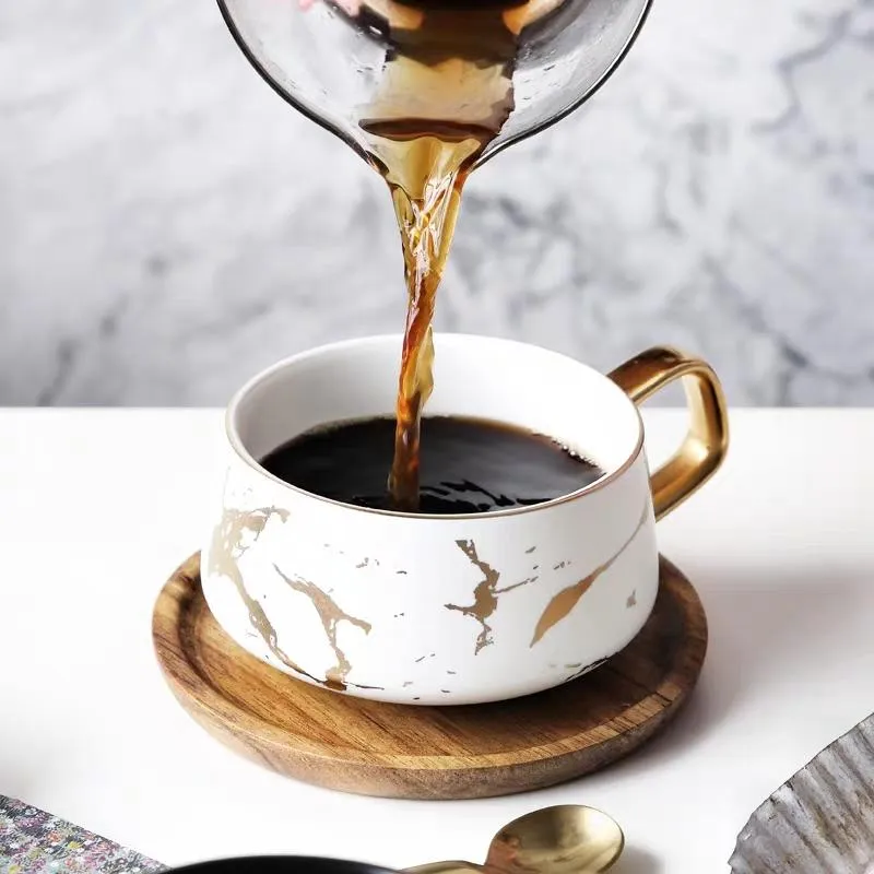 Роскошные скандинавские мраморные керамические кружки для кофе с конденсацией, кофейные чашки для завтрака, чашки для молока, костюм с блюдцем и набором ложек для посуды Ins1851