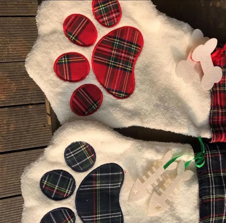 Weihnachtsstrumpf mit Monogramm, Haustier, Hund, Katze, Pfote, Geschenktüte, karierte Weihnachtsstrümpfe, Weihnachtsbaumschmuck, Partydekoration, 2 Stile stock584240387