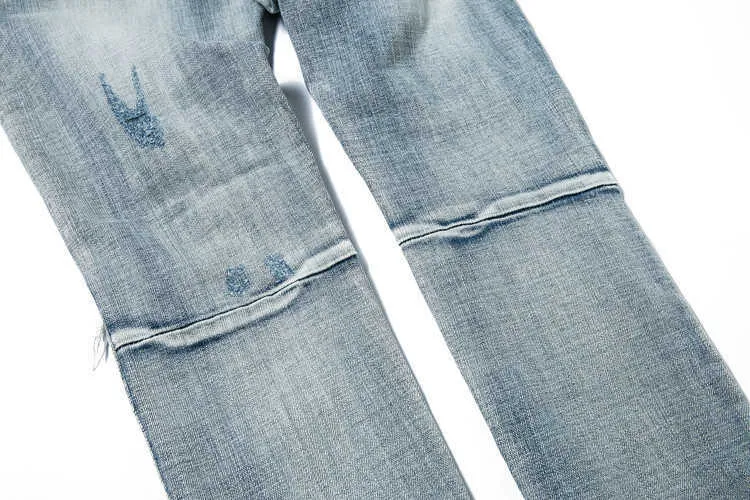 Mäns jeans jeans med hål tvättas i vatten katt skägg fo