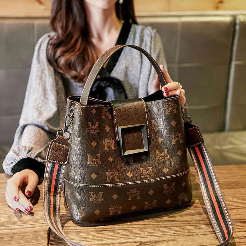 Сумочка кожаная женская корейская универсальная большая емкость ведро широкополосная сумка Single Messenger Handbag оптовая продажа с фабрики скидка 70%