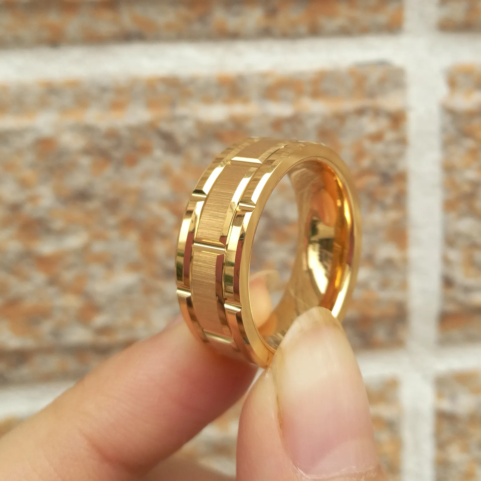 Newshe Herren-Wolframkarbid-Ring, 8 mm, Gelbgold, Ziegelsteinmuster, gebürstete Bänder für Ihn, Hochzeitsschmuck, Größe 913, Y11282757571