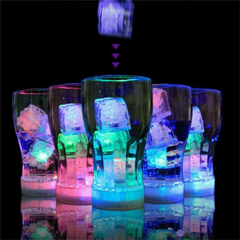 Stock Flash Ice Cubes Activé par l'eau Led Flash Light Mettre dans l'eau Boisson Flash Bars Mariage Anniversaire Noël Festival Décor C0713G03