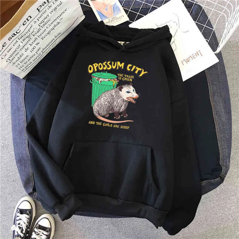 The Trash Is Green Opossum City Imprimer Sweats à capuche pour hommes Crewneck Dessins animés Sweatshirts Anime Sweat-shirt doux Graphique Loose Man Pull H1227