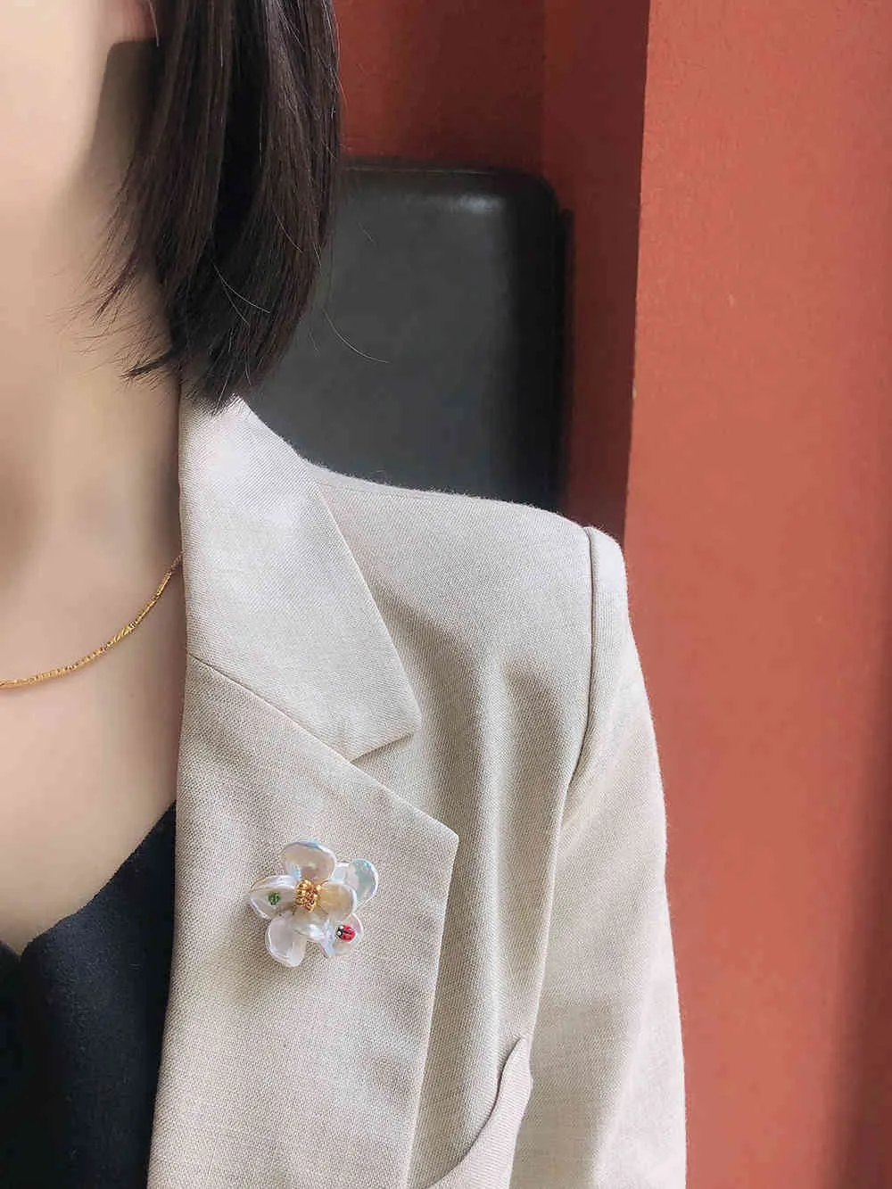 Vanssey الأزياء والمجوهرات زهرة كاميليا الخنفساء الطبيعية الباروك بيرل اليدوية بروش دبابيس حزب الملحقات للنساء 2021