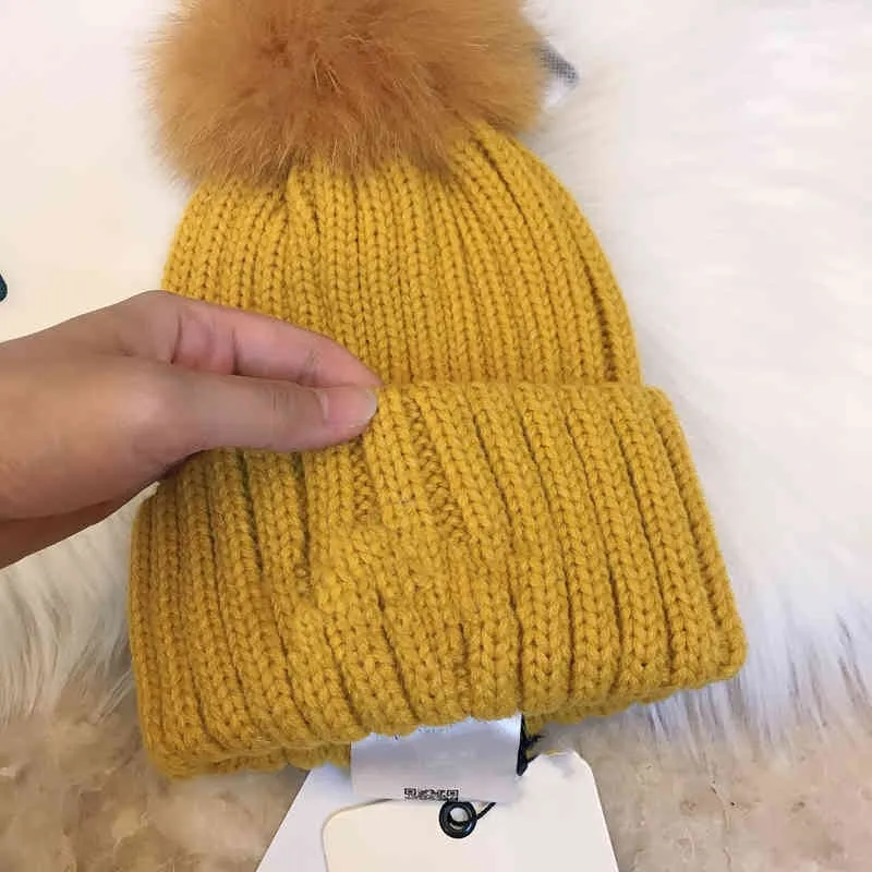2021 marque hiver chaud en peluche boule solide mignon bonnet femmes pratique mode pull tricoté chapeau G