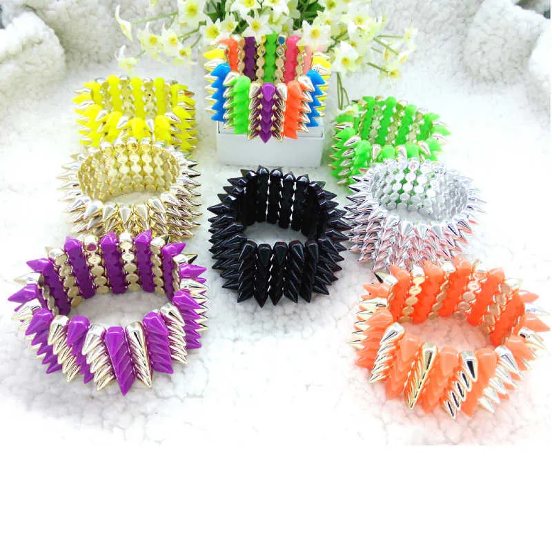 Neonfarben Kunststoff Gothic Nieten Spikes Elastisch 5 Reihen Stretch-Armband für Hip Hop Frauen Party Rock Armband Punk Schmuck Q0717